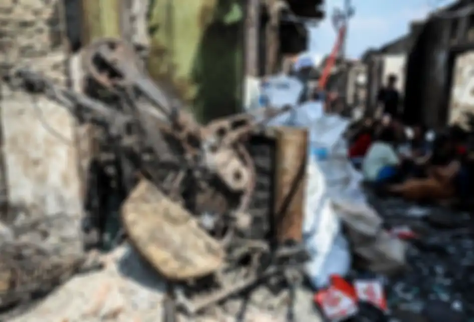 Suasana di lokasi permukiman padat penduduk yang terbakar di Kampung Bali Matraman, Tebet, Jakarta Selatan, Jumat (12/7/2019). Kebakaran yang melanda 150 rumah di permukiman padat di kawasan kampung Bali Matraman mengakibatkan 1.400 orang kehilangan tempat tinggal dan terpaksa mengungsi.