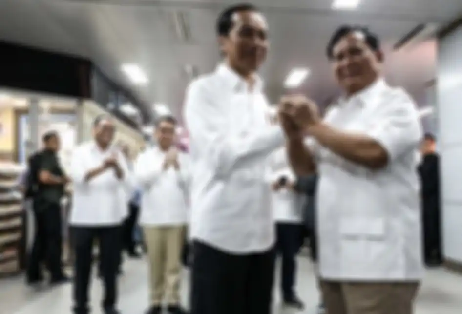 Presiden Joko Widodo dan Ketua Umum Partai Gerindra, Prabowo Subianto memberikan keterangan pers di Stasiun MRT Senayan, Jakarta Pusat, Sabtu (13/7/2019). Kedua kontestan dalam Pemilihan Umum Presiden dan Wakil Presiden tahun 2019 lalu ini bertemu di Stasiun MRT Lebak Bulus dan selanjutnya naik MRT 