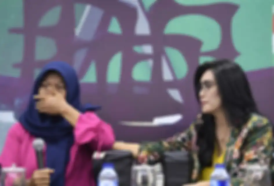 Terpidana kasus pelanggaran Undang-Undang Transaksi dan Informasi Elektronik (UU ITE), Baiq Nuril Maknun (kiri) didampingi anggota DPR Fraksi PDIP Rieke Diah Pitaloka menjawab pertanyaan wartawan pada Forum Legislasi bertema 