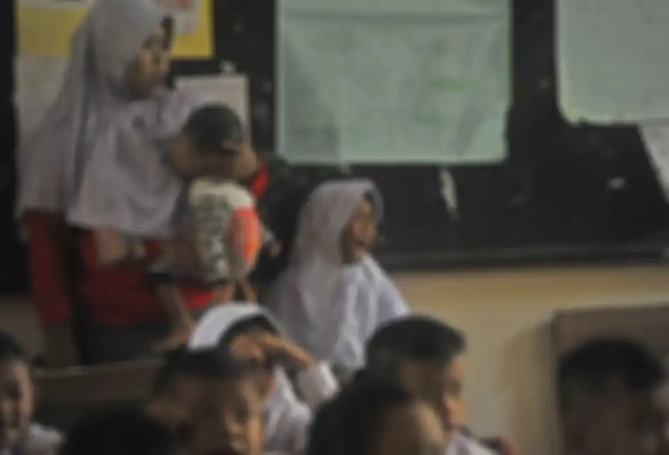 Seorang murid menangis karena ditinggalkan oleh orangtuanya di SD Negeri Sumber Agung Serang, Banten, Senin (15/7/2019). Pemerintah melalui Menteri Pendidikan mengingatkan pentingnya tanggung jawab orangtua membantu menyiapkan mental anak saat hari pertama masuk sekolah agar anak lebih percaya diri.