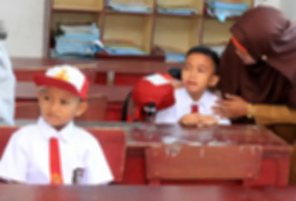 Orangtua menemani anaknya saat hari pertama masuk sekolah di Sekolah Dasar Negeri (SDN) Suak Timah, Samatiga, Aceh Barat, Aceh, Senin (15/7/2019). Seluruh siswa SD, SMP dan SMA, mulai masuk sekolah pada tahun ajaran baru 2019/2020.