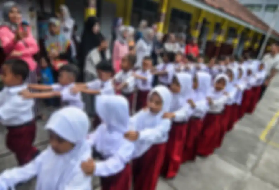 Siswa baru kelas satu Sekolah Dasar Negeri Pengadilan berbaris disaksikan para orangtua di Kota Tasikmalaya, Jawa Barat, Senin (15/7/2019). Hari pertama masuk sekolah tahun ajaran 2019-2020 dimulai serentak dan para orang tua siswa hadir mengantar anaknya untuk mengenal lingkungan sekolah serta beri