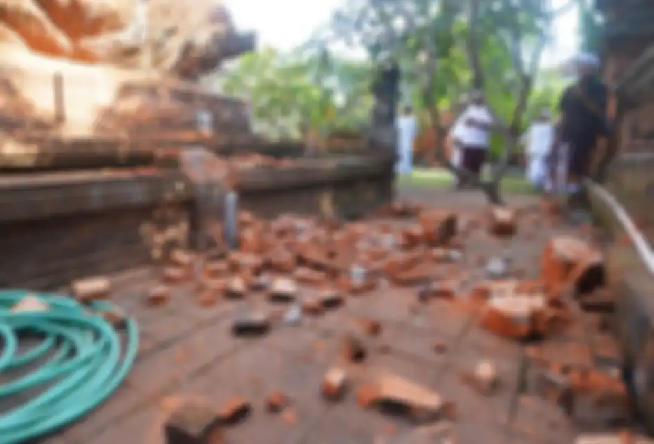 Pemuka agama Hindu memantau kerusakan pada bagian candi yang runtuh akibat gempa di Pura Lokanatha, Denpasar, Bali, Selasa (16/7/2019). Gempa yang mengguncang Bali pada magnitudo 6 (selanjutnya dilakukan pemutakhiran menjadi magnitudo 5,8) pukul 08.18 Wita tersebut tidak menimbulkan korban jiwa, tap