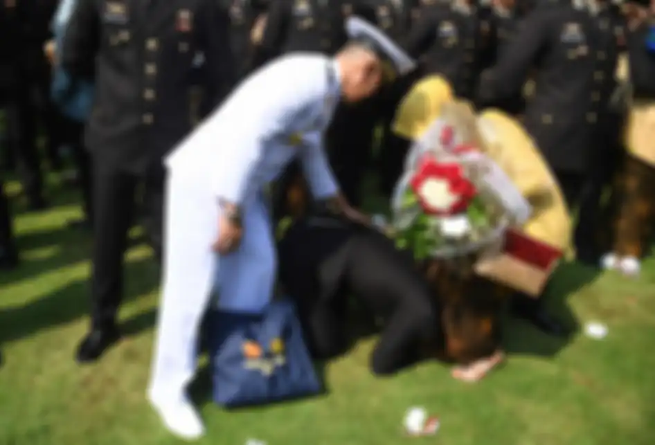 Seorang perwira Polri yang baru dilantik Presiden Joko Widodo mencium kaki ibunya usai acara Prasetya Perwira TNI-Polri di Halaman Istana Merdeka, Jakarta, Selasa (16/7/2019). Presiden Joko Widodo melantik 781 perwira TNI-Polri yang terdiri atas 259 perwira TNI AD, 117 perwira TNI AL, 99 perwira TNI