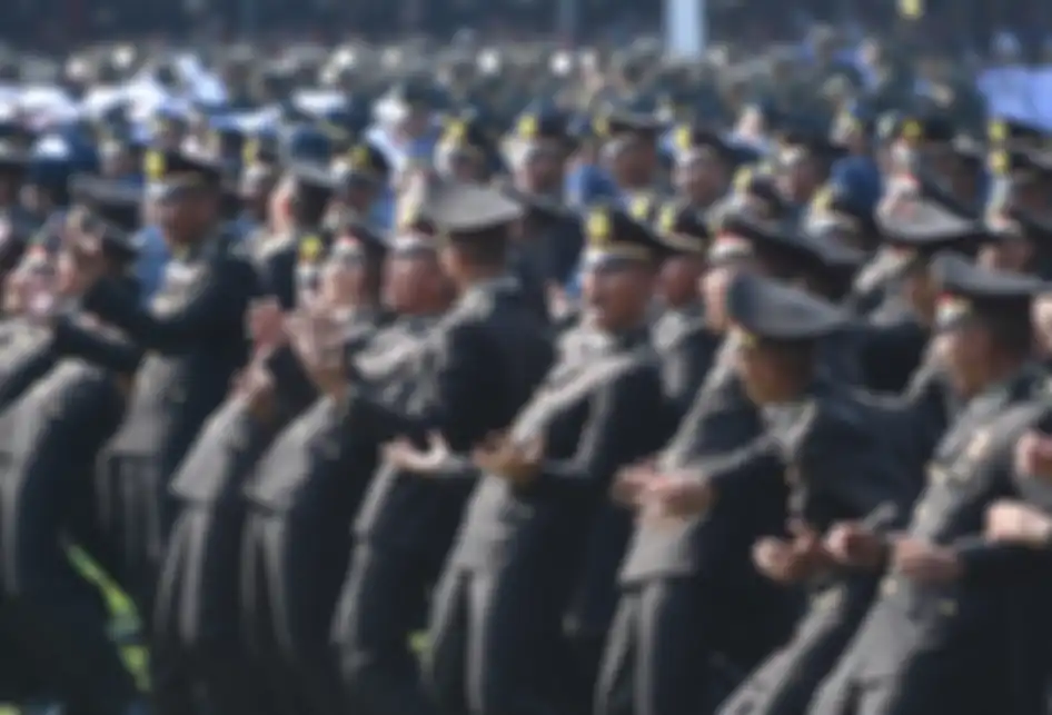 Sejumlah perwira yang baru dilantik Presiden Joko Widodo melakukan selebrasi dalam acara Prasetya Perwira TNI-Polri di Halaman Istana Merdeka, Jakarta, Selasa (16/7/2019). Presiden Joko Widodo melantik 781 perwira TNI-Polri yang terdiri atas 259 perwira TNI AD, 117 perwira TNI AL, 99 perwira TNI AU 