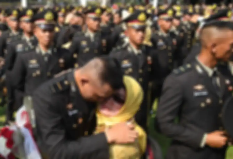 Seorang perwira Polri yang baru dilantik Presiden Joko Widodo memeluk ibunya usai acara Prasetya Perwira TNI-Polri di halaman Istana Merdeka, Jakarta, Selasa (16/7/2019). Presiden Joko Widodo melantik 781 perwira TNI-Polri yang terdiri atas 259 perwira TNI AD, 117 perwira TNI AL, 99 perwira TNI AU d