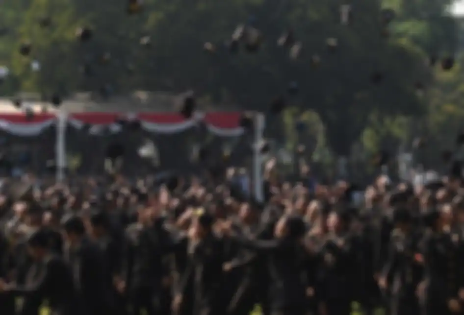 Sejumlah perwira yang baru dilantik Presiden Joko Widodo melakukan selebrasi dalam acara Prasetya Perwira TNI-Polri di Halaman Istana Merdeka, Jakarta, Selasa (16/7/2019). Presiden Joko Widodo melantik 781 perwira TNI-Polri yang terdiri atas 259 perwira TNI AD, 117 perwira TNI AL, 99 perwira TNI AU 