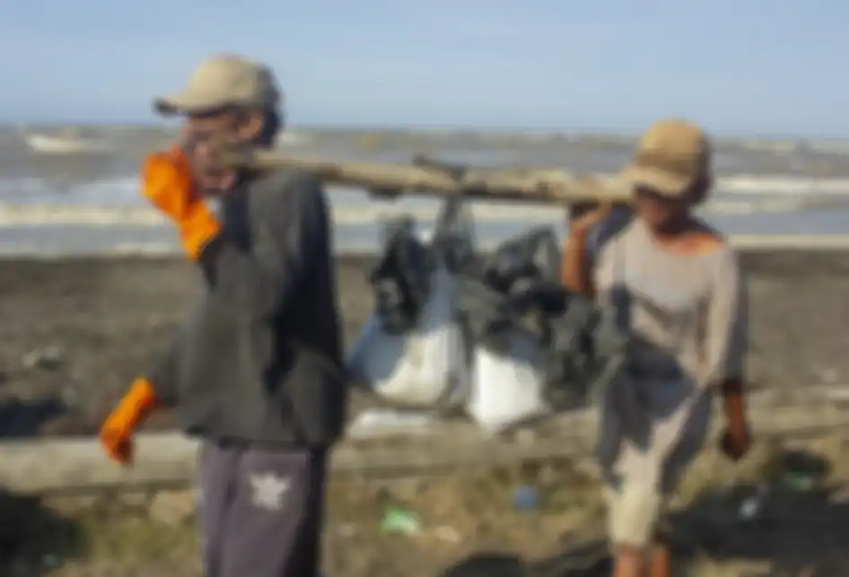 Warga membawa karung berisi pasir yang tercemar tumpahan minyak mentah (Oil Spill) di pesisir Pantai Cemarajaya, Karawang, Jawa Barat, Rabu (24/7/2019). Karung berisi pasir yang tercemar minyak mentah tersebut dikumpulkan dan akan dipindahkan ke lokasi penyimpanan limbah B3 (Bahan Berbahaya dan Beracun) untuk dimusnahkan.