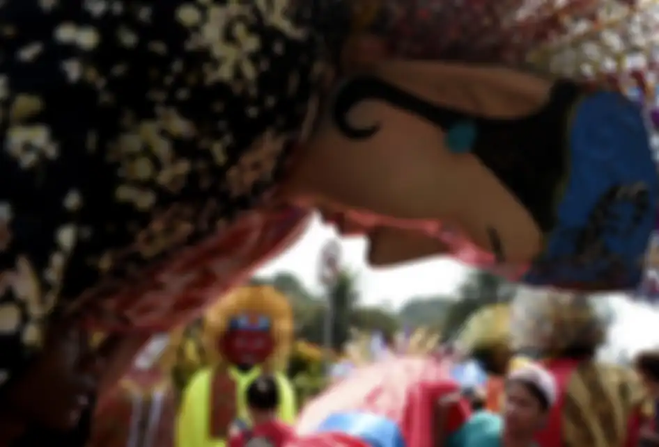 Foto dirilis Rabu (24/7/2019), memperlihatkan seorang warga mengangkat ondel-ondel ketika mengikuti pawai Lebaran Betawi di Monas, Jakarta. Lebaran Betawi yang telah berlangsung ke-12 kalinya ini untuk pertama kalinya digelar di Monas pada tahun ini, menampilkan berbagai kesenian, kuliner, hingga ru