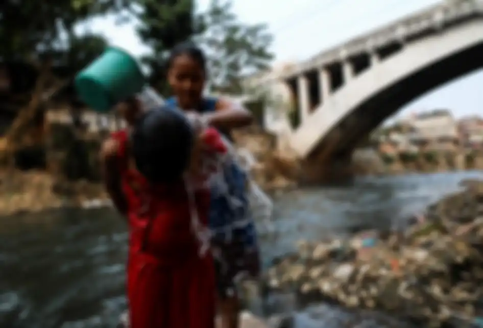 Warga beraktivitas di pemukiman padat penduduk di bantaran Sungai Ciliwung, Manggarai, Jakarta, Minggu (28/7/2019). Berdasarkan data Badan Pusat Statistik (BPS) DKI Jakarta, persentase penduduk miskin DKI Jakarta pada Maret 2019 adalah 3,47 persen atau sebesar 365,55 ribu orang. Saat ini pemerintah 