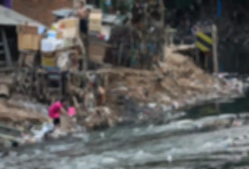 Warga beraktivitas di pemukiman padat penduduk di bantaran Sungai Ciliwung, Manggarai, Jakarta, Minggu (28/7/2019). Berdasarkan data Badan Pusat Statistik (BPS) DKI Jakarta, persentase penduduk miskin DKI Jakarta pada Maret 2019 adalah 3,47 persen atau sebesar 365,55 ribu orang. Saat ini pemerintah 