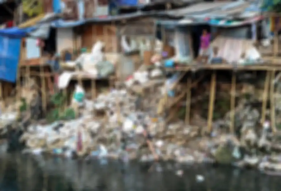 Warga beraktivitas di pemukiman padat penduduk di bantaran Sungai Ciliwung, Manggarai, Jakarta, Minggu (28/7/2019). Berdasarkan data Badan Pusat Statistik (BPS) DKI Jakarta, persentase penduduk miskin DKI Jakarta pada Maret 2019 adalah 3,47 persen atau sebesar 365,55 ribu orang. Saat ini pemerintah 