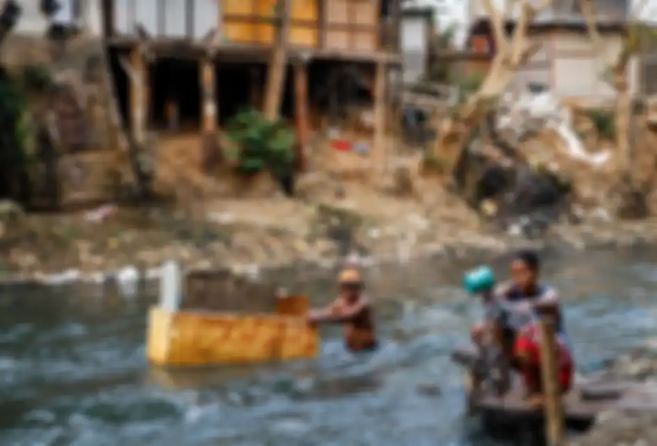 Warga beraktivitas di pemukiman padat penduduk di bantaran Sungai Ciliwung, Manggarai, Jakarta, Minggu (28/7/2019). Berdasarkan data Badan Pusat Statistik (BPS) DKI Jakarta, persentase penduduk miskin DKI Jakarta pada Maret 2019 adalah 3,47 persen atau sebesar 365,55 ribu orang. Saat ini pemerintah 