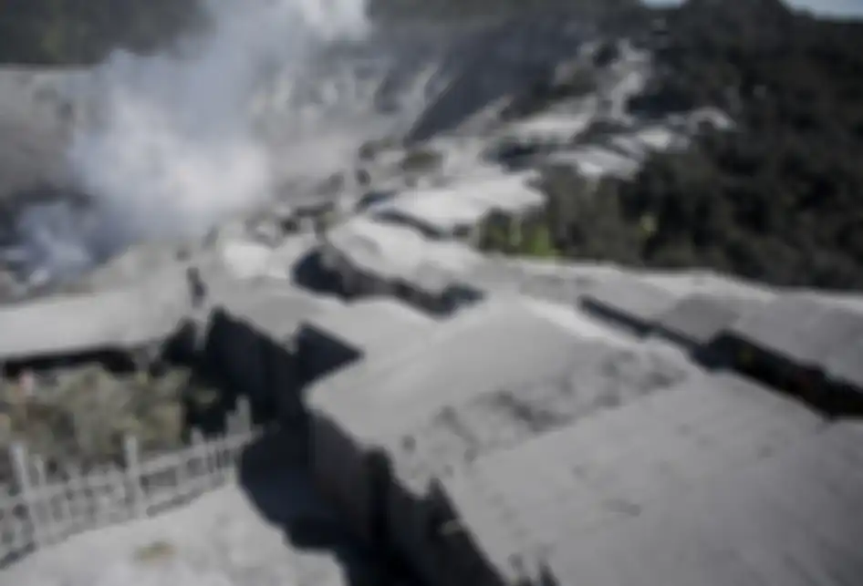 Kondisi sejumlah atap warung di sekitar Kawah Ratu yang tertutup abu vulkanik akibat letusan freatik Gunung Tangkuban Parahu, Kabupaten Subang, Jawa Barat, Sabtu (27/7/2019). Kondisi kawasan wisata Kawah Ratu Gunung Tangkuban Parahu pascaletusan freatik pada Jumat (26/7/2019), saat ini tertutup abu 