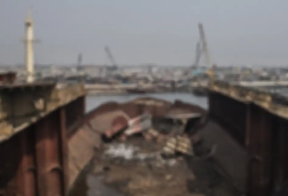 Foto dirilis Jumat (26/7/2019), memperlihatkan suasana daratan Cilincing, Jakarta, terlihat dari atas Kapal MV Golden Ocean. Usaha belah kapal sudah puluhan tahun beroperasi di kawasan itu, dengan upah para pembelah kapal yang bervariasi, ada yang bertugas sebagai pemotong, pemilah besi, hingga hany