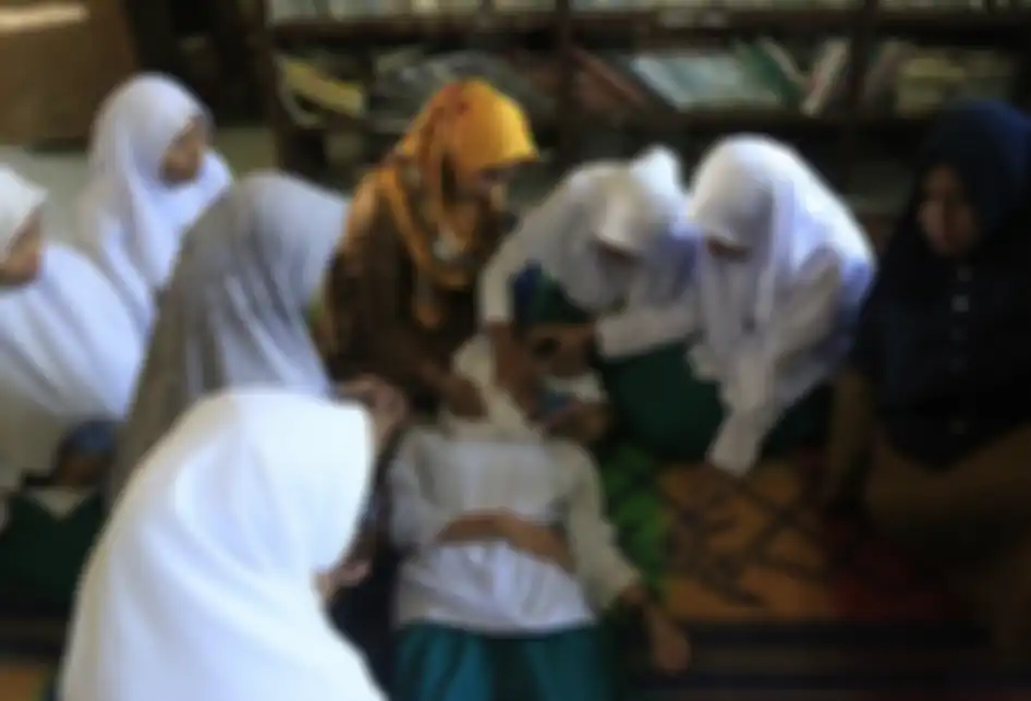 Salah seorang siswa Sekolah Tsanawiyah Negeri (MTsN) 1 Aceh Barat yang berada di Desa Blang Bale, Kecamatan Samatiga, mendapat penanganan medis, Selasa (30/7/2019). Sebanyak lima siswa MTsN 1 Aceh Barat mengalami pingsan dan sesak napas akibat kabut asap kebakaran hutan dan lahan gambut.