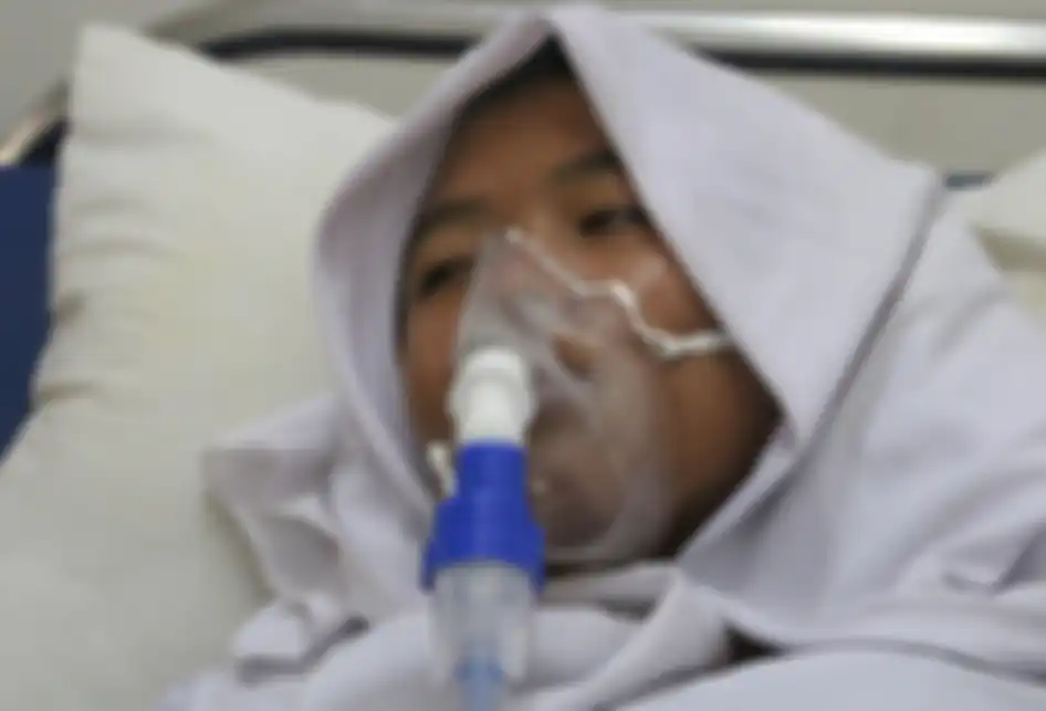 Salah seorang siswa Sekolah Tsanawiyah Negeri (MTsN) 1 Aceh Barat yang berada di Desa Blang Bale, Kecamatan Samatiga, mendapat penanganan medis, Selasa (30/7/2019). Sebanyak lima siswa MTsN 1 Aceh Barat mengalami pingsan dan sesak napas akibat kabut asap kebakaran hutan dan lahan gambut.