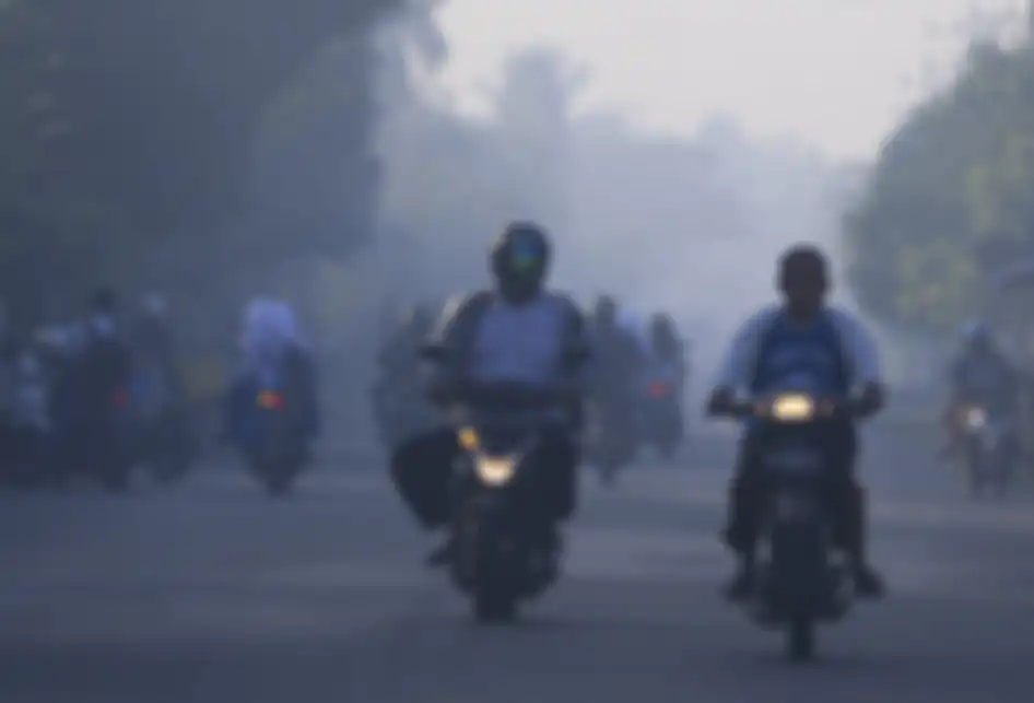 Kondisi ruas Jalan Banda Aceh - Meulaboh di kawasan Kecamatan Samatiga, Aceh Barat, yang diselimuti kabut asap akibat kebaran lahan dan hutan gambut, Selasa (30/07/2019). Sebanyak lima siswa MTsN 1 Aceh Barat mengalami pingsan dan sesak napas akibat kabut asap kebakaran hutan dan lahan gambut.