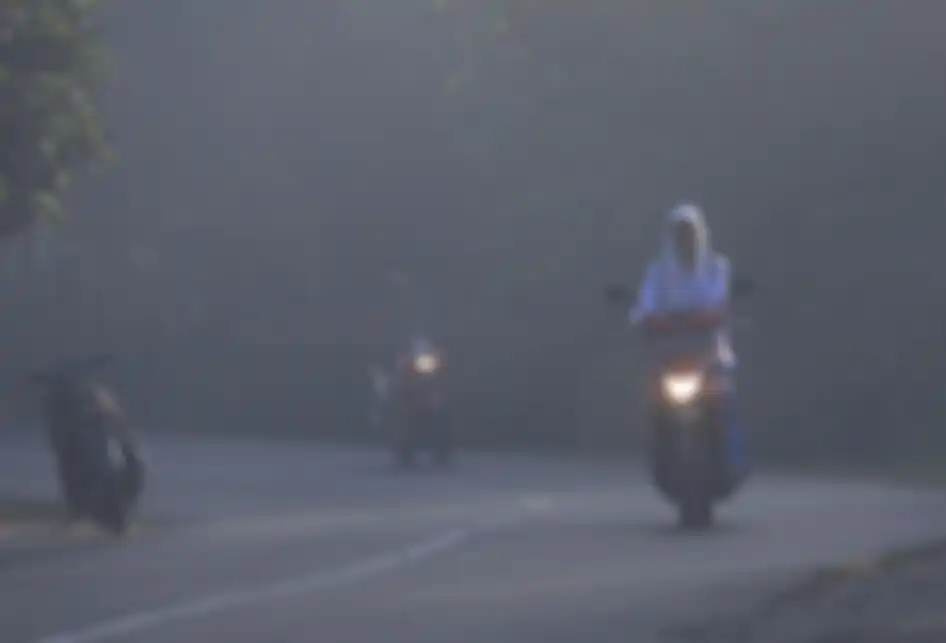 Kondisi ruas Jalan Banda Aceh - Meulaboh di kawasan Kecamatan Samatiga, Aceh Barat, yang diselimuti kabut asap akibat kebaran lahan dan hutan gambut, Selasa (30/07/2019). Sebanyak lima siswa MTsN 1 Aceh Barat mengalami pingsan dan sesak napas akibat kabut asap kebakaran hutan dan lahan gambut.