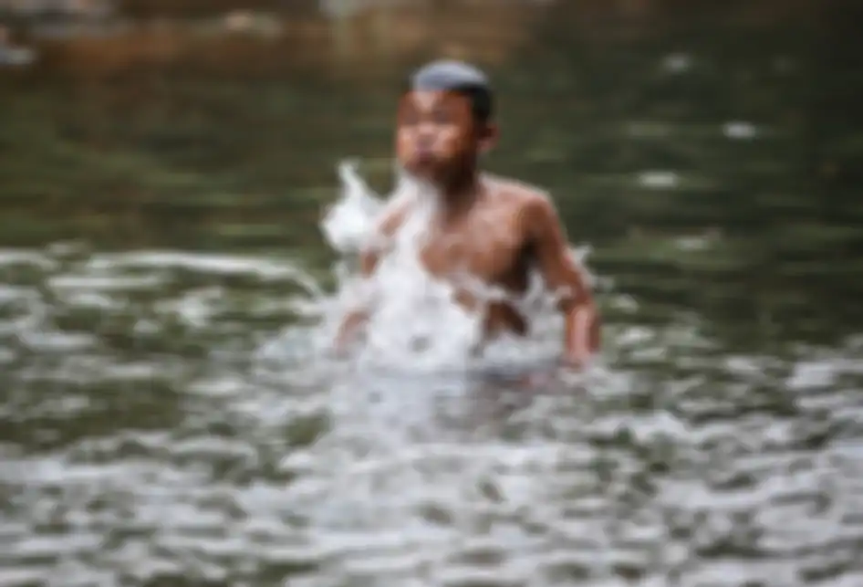 Bocah mandi di Kali Ciliwung, Depok, Jawa Barat, Rabu (31/7/2019). 