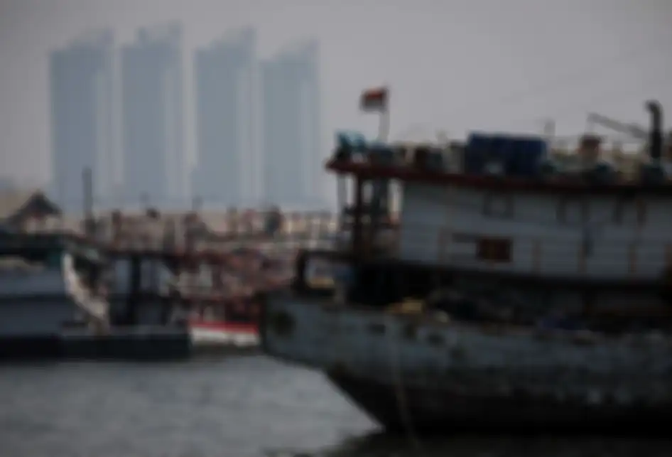 Pemandangan laut dengan latar belakang gedung bertingkat yang diselimuti asap polusi di Jakarta Utara, Rabu (31/7/2019). Berdasarkan data situs penyedia peta polusi daring harian kota-kota besar di dunia AirVisual, menempatkan Jakarta pada urutan pertama kota terpolusi sedunia pada Senin (29/7) pagi