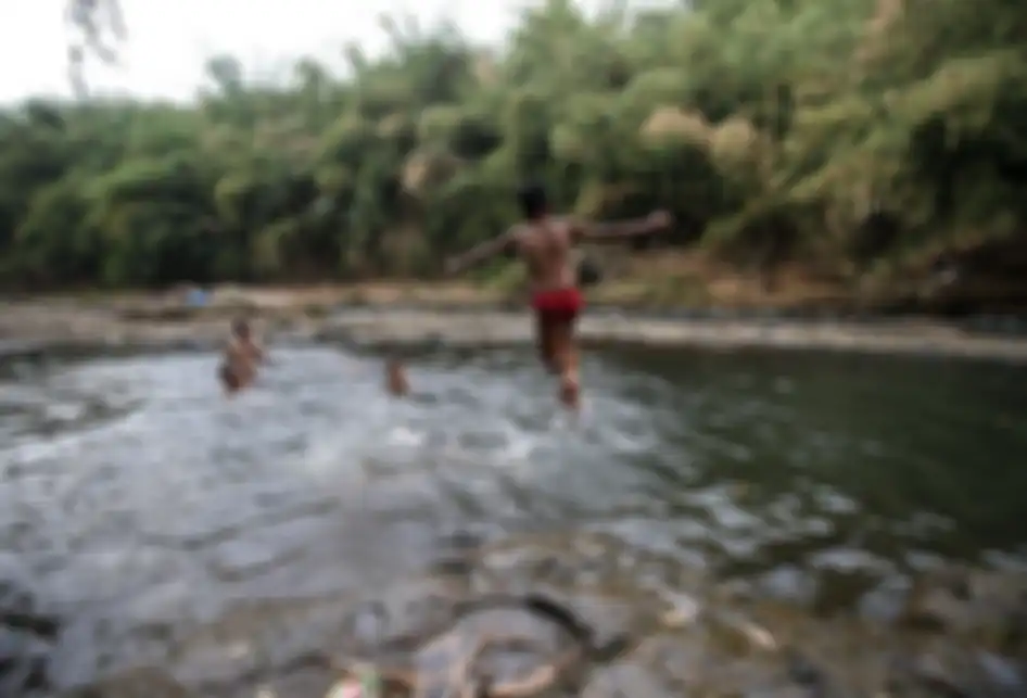 Bocah mandi di Kali Ciliwung, Depok, Jawa Barat, Rabu (31/7/2019). 