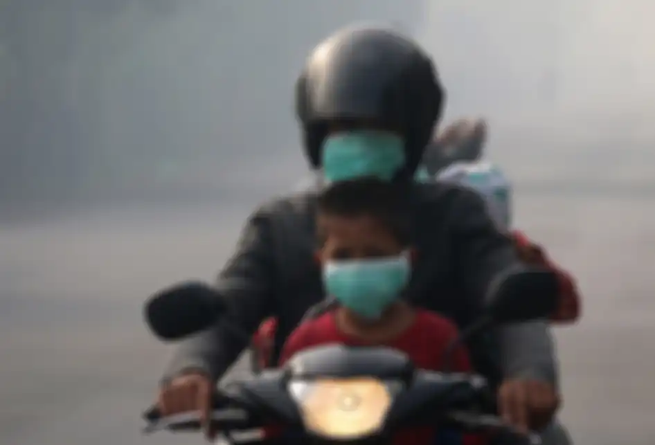 Pengguna jalan menggunakan masker yang dibagikan petugas kesehatan dari Puskesmas Cot Simeureung, Kecamatan Samatiga dan Layung, Kecamatan Bubon, Kabupaten Aceh Barat, menyusul kabut asap kebakaran hutan dan lahan gambut yang sangat pekat, Kamis (1/8/2019). Selain kepada pengguna jalan, masker juga 