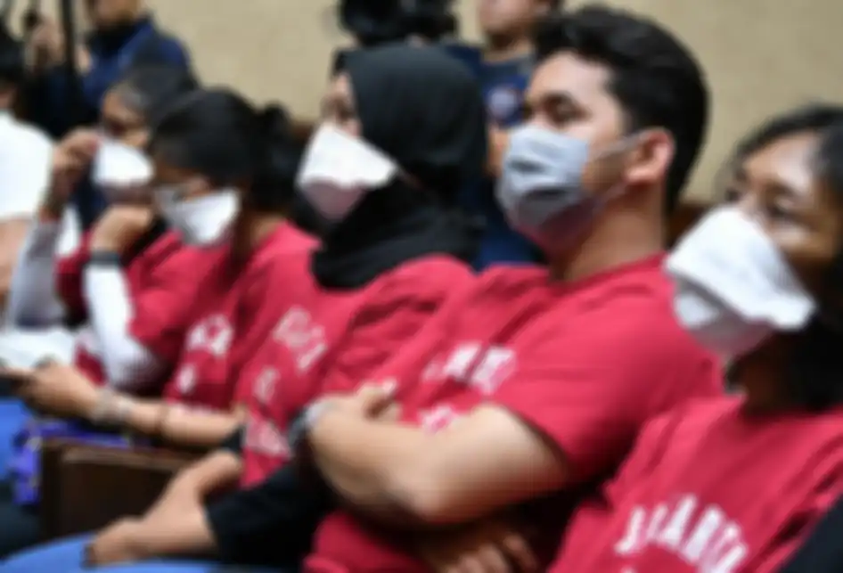 Sejumlah warga dengan masker mengikuti sidang perdana gugatan terkait polusi udara Jakarta di Pengadilan Negeri Jakarta Pusat, Jakarta, Kamis (1/8/2019). Sidang gugatan oleh sejumlah LSM yang tergabung dalam Gerakan Inisiatif Bersihkan Udara Koalisi Semesta yang ditujukan kepada Presiden Joko Widodo