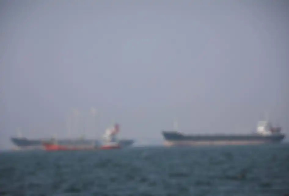 Pemandangan laut dengan latar belakang gedung bertingkat yang diselimuti asap polusi di Jakarta Utara, Rabu (31/7/2019). Berdasarkan data situs penyedia peta polusi daring harian kota-kota besar di dunia AirVisual, menempatkan Jakarta pada urutan pertama kota terpolusi sedunia pada Senin (29/7) pagi