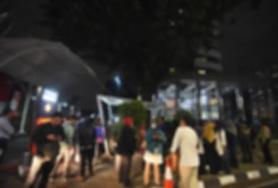 Pegawai KPK keluar dari gedung KPK saat terjadi gempa di Jakarta, Jumat (2/8/2019). BMKG merilis peringatan dini tsunami akibat gempa tektonik dengan Magnitudo 7,4 SR di wilayah Samudera Hindia Selatan Jawa pada Jumat (2/8) pukul 19.03 WIB yang berdampak di wilayah Banten, Bengkulu, Jabar, dan Lampu