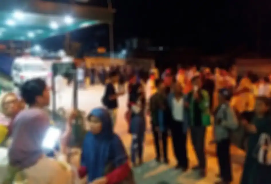 Warga dan pasien berada di luar Rumah Sakit Malimping, Lebak, Banten, Jumat (2/8/2019). Badan Meteorologi, Klimatologi, dan Geofisika (BMKG) menyebut gempa tersebut memiliki Magnitudo 7,4 dan berpusat di wilayah barat daya Sumur, Banten.