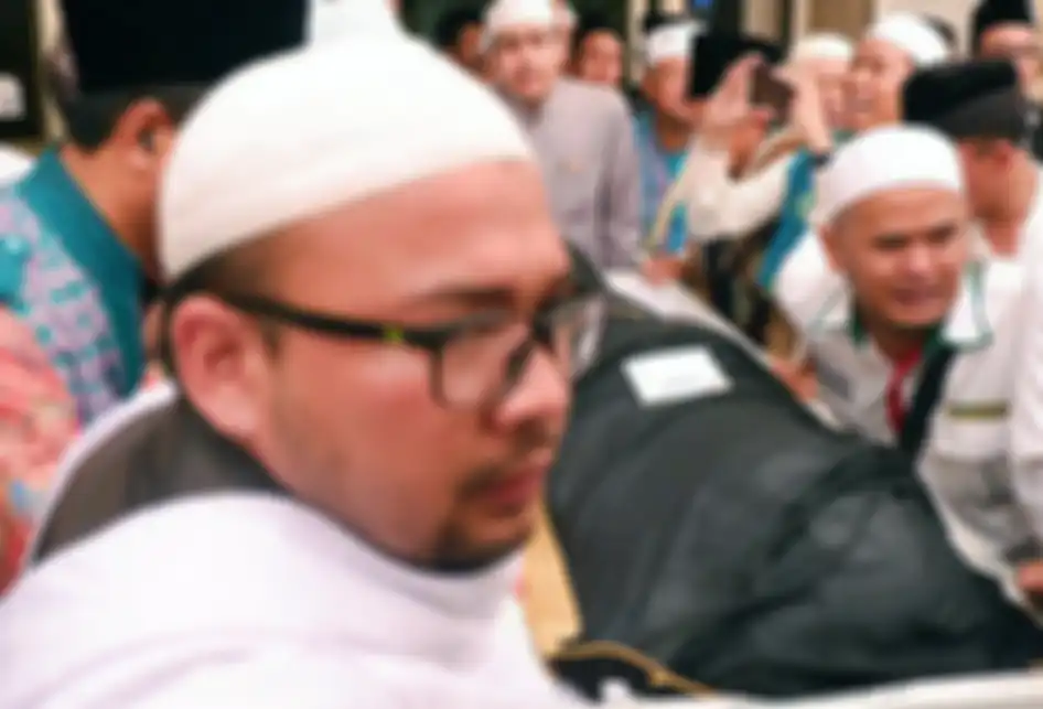 Umat muslim mengangkat jenazah KH Maimun Zubair (Mbah Moen) seusai dimandikan di Masjid Muhajirin Khalidiyah, Mekkah, Selasa (6/8/2019). Jenazah selanjutnya akan disemayamkan di Kantor Urusan Haji Daker Syisyah, Mekah lalu disalatkan di Masjidil Haram dan dimakamkan di Kota Mekah.