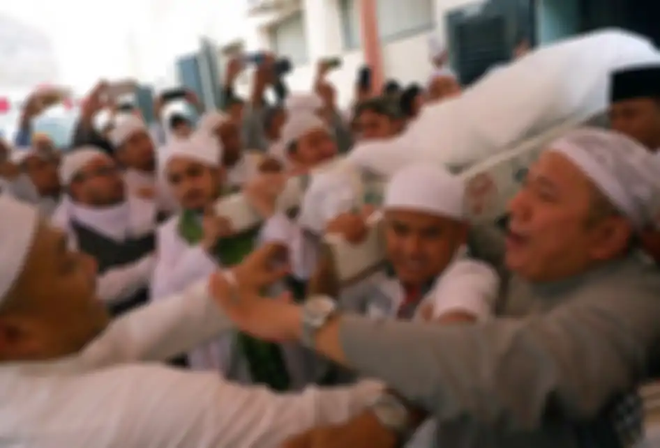 Umat muslim mengangkat jenazah KH Maimun Zubair (Mbah Moen) seusai dimandikan di Masjid Muhajirin Khalidiyah, Mekkah, Selasa (6/8/2019). Jenazah selanjutnya akan disemayamkan di Kantor Urusan Haji Daker Syisyah, Mekah lalu disalatkan di Masjidil Haram dan dimakamkan di Kota Mekah.