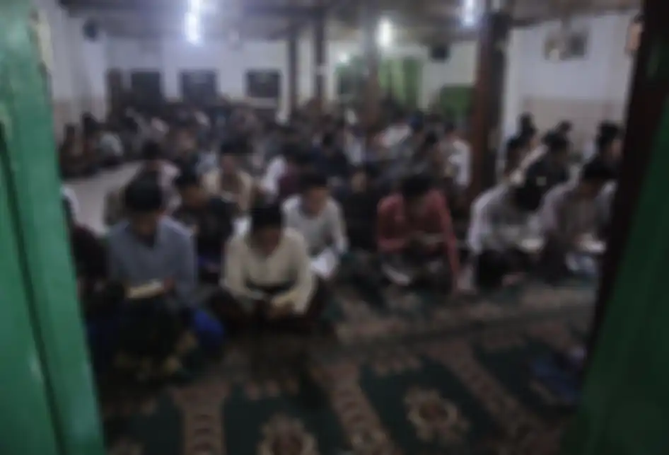 Sejumlah santri berdoa di rumah duka KH Maimoen Zubair di Pondok Pesantren Al-Anwar di Sarang, Rembang, Jawa Tengah, Selasa (6/8/2019). Ulama karismatik NU KH Maimoen Zubair atau Mbah Moen meninggal dunia di Mekkah, Arab Saudi pada Selasa (6/8/2019) pagi waktu setempat.