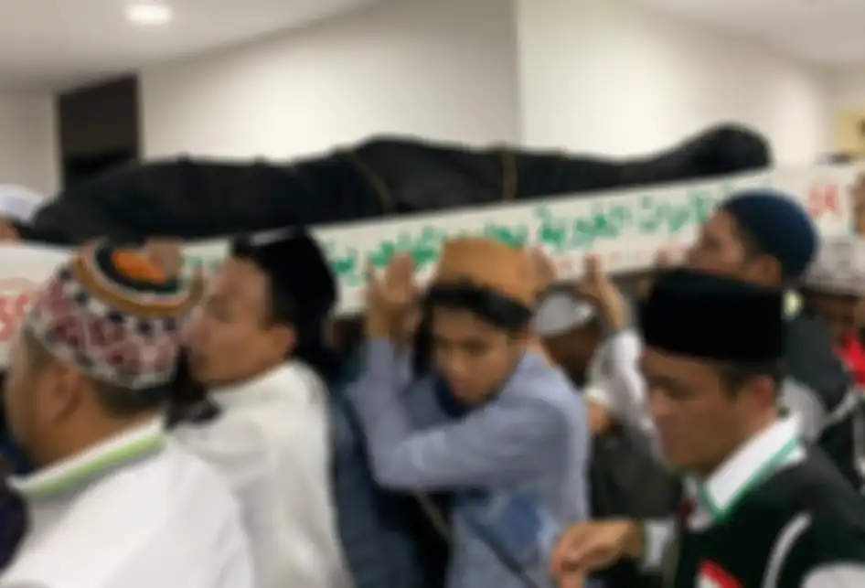 Umat muslim mengangkat jenazah KH Maimun Zubair (Mbah Moen) seusai dimandikan di Masjid Muhajirin Khalidiyah, Mekkah, Selasa (6/8/2019). Jenazah selanjutnya akan disemayamkan di Kantor Urusan Haji Daker Syisyah, Mekah lalu disalatkan di Masjidil Haram dan dimakamkan di Kota Mekah.