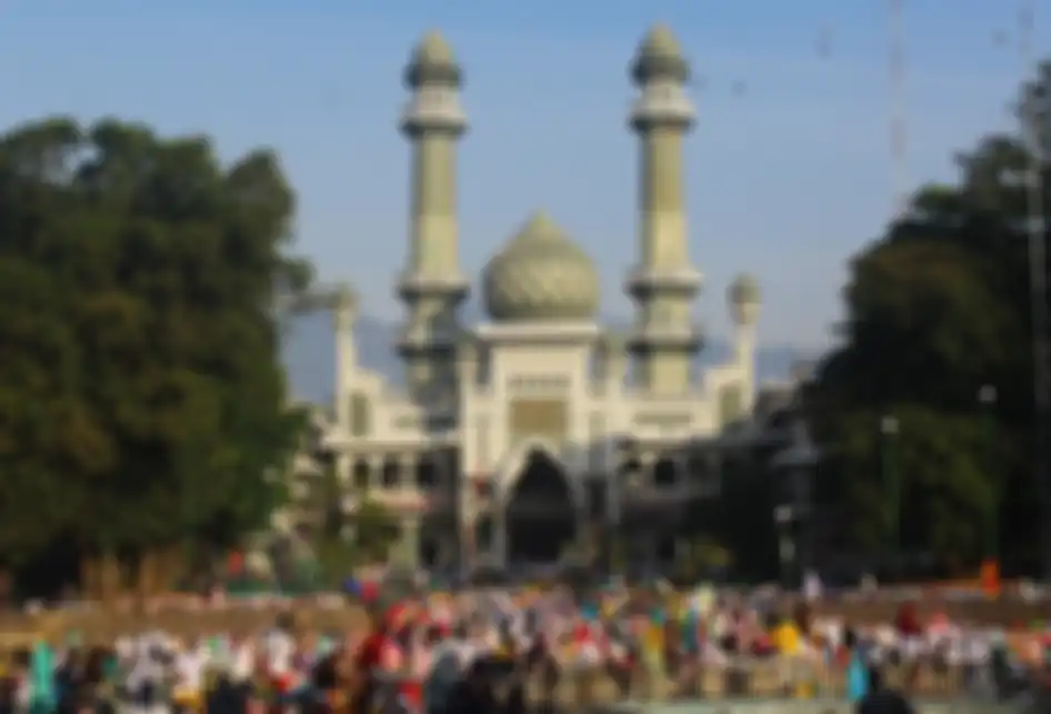 Ribuan Umat Muslim saat menjalankan Shalat Idul Adha 1440 H di Masjid Agung Jami Kota Malang, Minggu (11/8/2019). Masjid Agung Jami Kota Malang menjadi salah satu simbol kerukunan umat beragama karena di sampingnya terdapat tempat ibadah umat agama lain, yakni Gereja Protestan Indonesia bagian Barat