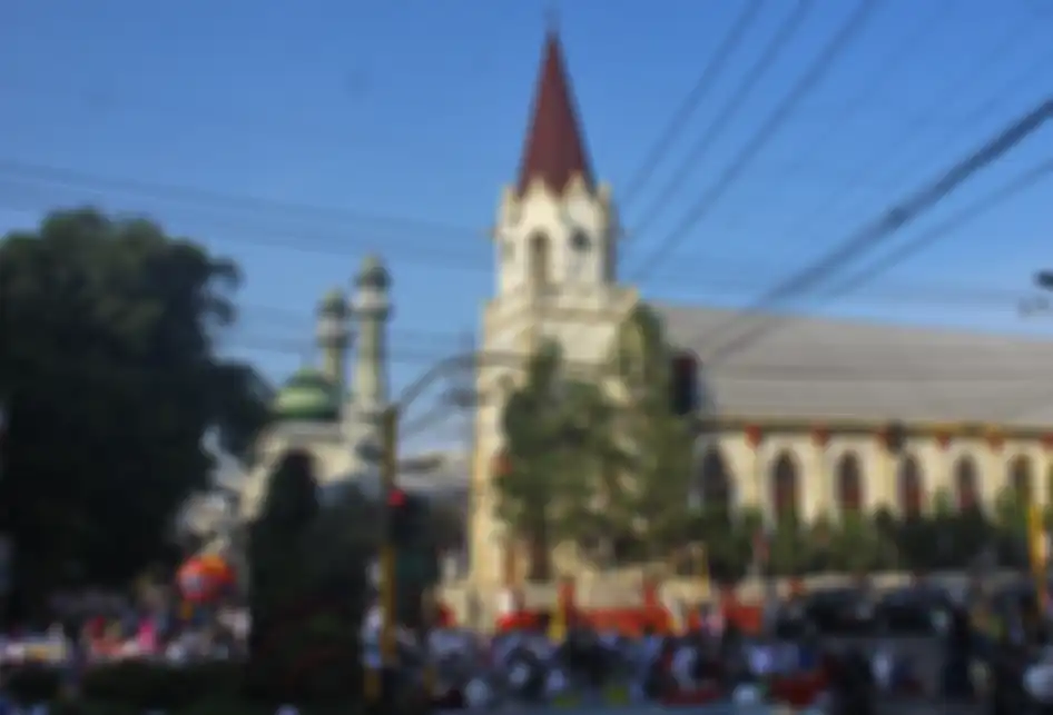 Ribuan Umat Muslim saat menjalankan Shalat Idul Adha 1440 H di Masjid Agung Jami Kota Malang, Minggu (11/8/2019). Masjid Agung Jami Kota Malang menjadi salah satu simbol kerukunan umat beragama karena di sampingnya terdapat tempat ibadah umat agama lain, yakni Gereja Protestan Indonesia bagian Barat (GPIB) Immanuel dan Gereja Katolik Hati Kudus Yesus Kayutangan.