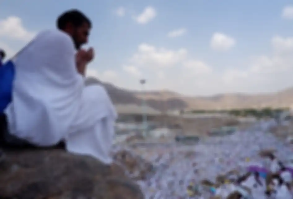 Umat Muslim berdoa saat melaksanakan wukuf di Jabal Rahmah, Padang Arafah, Arab Saudi, Sabtu (10/8/2019). Jemaah haji dari seluruh dunia mulai berkumpul di Padang Arafah untuk melaksanakan wukuf yang merupakan puncak ibadah haji.