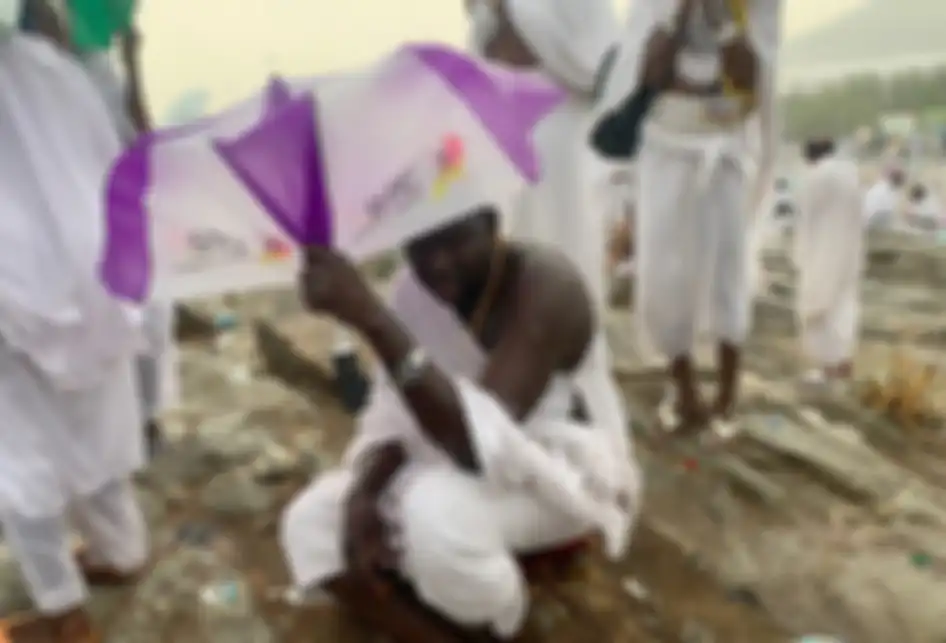 Umat Muslim berdoa di tengah turunnya hujan saat melaksanakan wukuf di Jabal Rahmah, Padang Arafah, Arab Saudi, Sabtu (10/8/2019). Jemaah haji dari seluruh dunia mulai berkumpul di Padang Arafah untuk melaksanakan wukuf yang merupakan puncak ibadah haji.