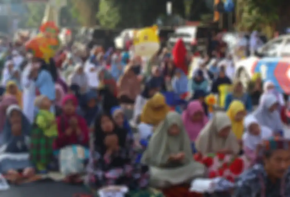 Ribuan Umat Muslim saat menjalankan Shalat Idul Adha 1440 H di Masjid Agung Jami Kota Malang, Minggu (11/8/2019). Masjid Agung Jami Kota Malang menjadi salah satu simbol kerukunan umat beragama karena di sampingnya terdapat tempat ibadah umat agama lain, yakni Gereja Protestan Indonesia bagian Barat