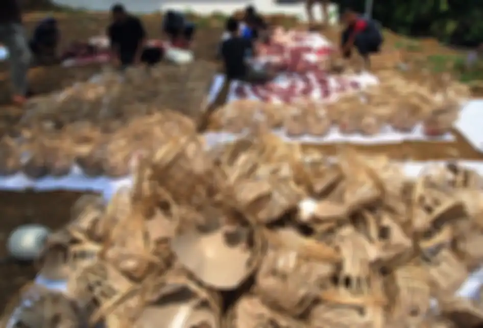 Petugas panitia hewan kurban memotong dan memasukkan daging sapi ke dalam bongsang atau keranjang bambu di Perumahan Baranangsiang Indah, Kota Bogor, Jawa Barat, Minggu (11/8/2019). Sebanyak 500 bongsang digunakan untuk membungkus daging sapi kurban yang akan dibagikan sebagai upaya mengurangi penggunaan kantong plastik yang dapat mencemari lingkungan.