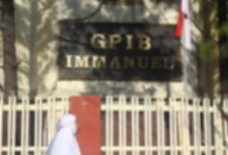 Seseorang melintas di depan Gereja Protestan Indonesia bagian Barat (GPIB) Immanuel usai menjalankan Shalat Idul Adha 1440 di Masjid Agung Jami Kota Malang, Minggu (11/8/2019). Masjid Agung Jami Kota Malang menjadi salah satu simbol kerukunan umat beragama karena di sampingnya terdapat tempat ibadah umat agama lain, yakni Gereja Protestan Indonesia bagian Barat (GPIB) Immanuel dan Gereja Katolik Hati Kudus Yesus Kayutangan.