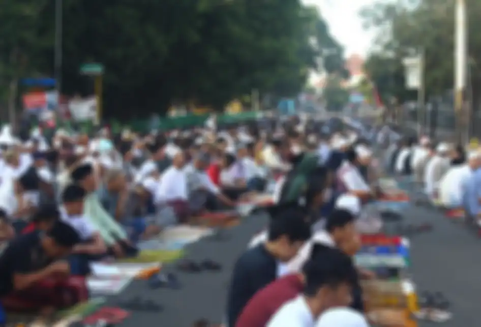 Ribuan Umat Muslim saat menjalankan Shalat Idul Adha 1440 H di Masjid Agung Jami Kota Malang, Minggu (11/8/2019). Masjid Agung Jami Kota Malang menjadi salah satu simbol kerukunan umat beragama karena di sampingnya terdapat tempat ibadah umat agama lain, yakni Gereja Protestan Indonesia bagian Barat