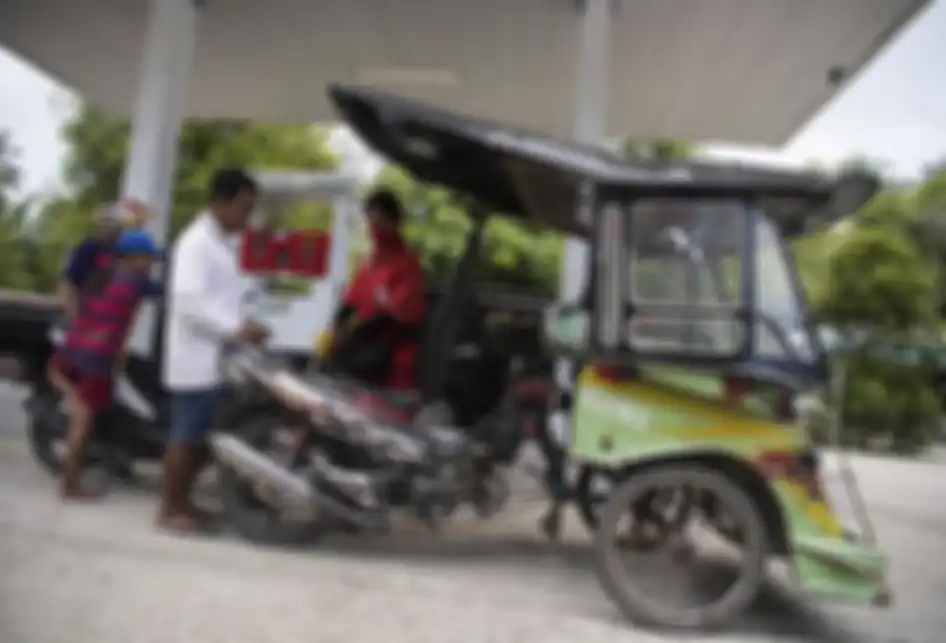 Foto dirilis Senin (12/8/2019), menunjukkan pengendara becak motor mengisi BBM di SPBU Kompak Melonguane, Kepulauan Talaud, Sulawesi Utara. Meski hadir dengan perjuangan tak mudah, keberadaan BBM Satu Harga di Talaud membawa angin segar untuk perubahan dan menciptakan asa untuk memutar roda ekonomi 