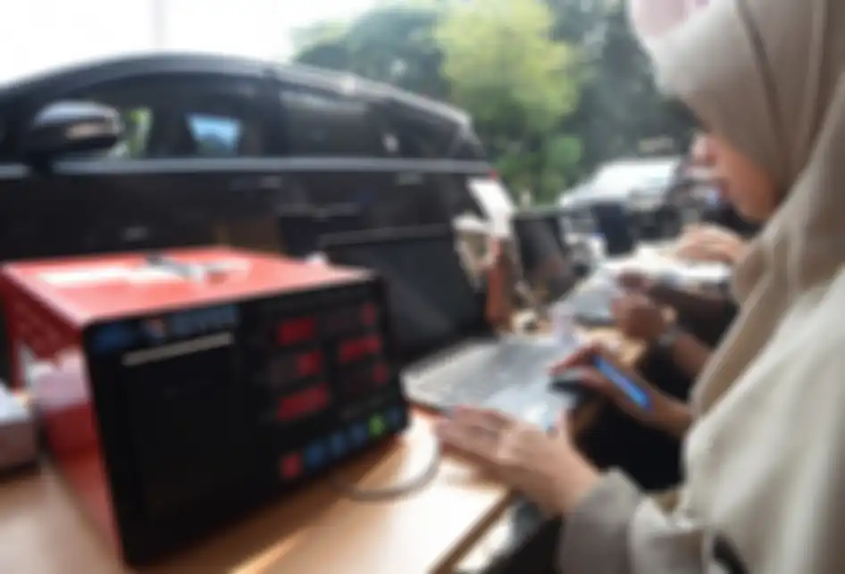 Seorang petugas Dinas Lingkungan Hidup Provinsi DKI Jakarta melakukan uji emisi kendaraan dinas saat peluncuran aplikasi e-Uji Emisi di Balai Kota DKI Jakarta, Selasa (13/8/2019). Pemprov DKI Jakarta meluncurkan aplikasi e-Uji Emisi untuk mempermudah masyarakat melakukan uji emisi kendaraan.