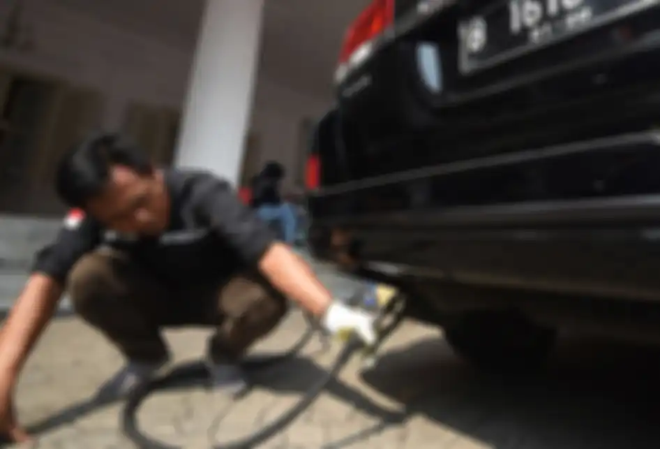 Seorang petugas Dinas Lingkungan Hidup Provinsi DKI Jakarta melakukan uji emisi kendaraan dinas saat peluncuran aplikasi e-Uji Emisi di Balai Kota DKI Jakarta, Selasa (13/8/2019). Pemprov DKI Jakarta meluncurkan aplikasi e-Uji Emisi untuk mempermudah masyarakat melakukan uji emisi kendaraan.