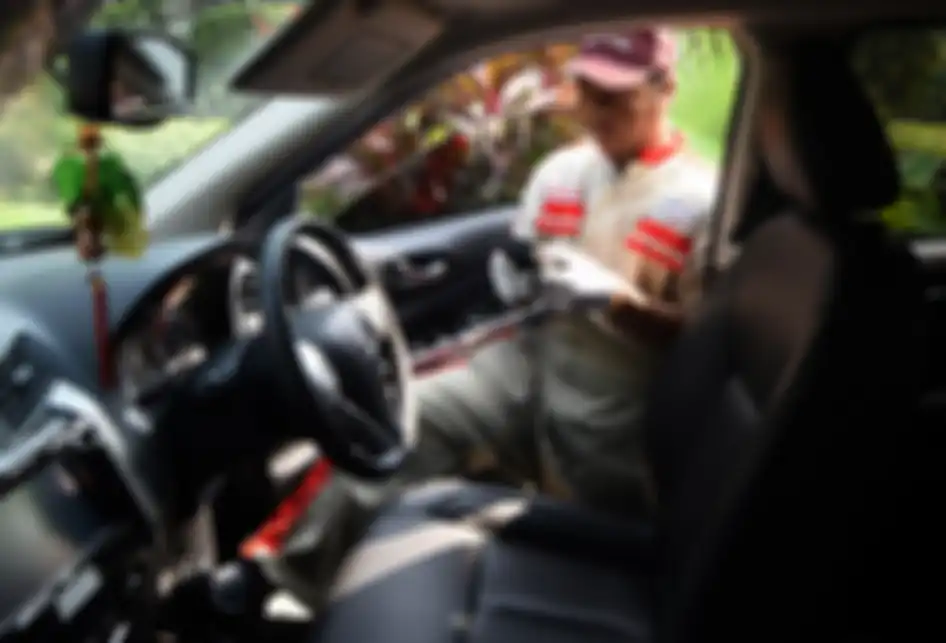 Seorang petugas Dinas Lingkungan Hidup Provinsi DKI Jakarta melakukan uji emisi kendaraan dinas saat peluncuran aplikasi e-Uji Emisi di Balai Kota DKI Jakarta, Selasa (13/8/2019). Pemprov DKI Jakarta meluncurkan aplikasi e-Uji Emisi untuk mempermudah masyarakat melakukan uji emisi kendaraan.