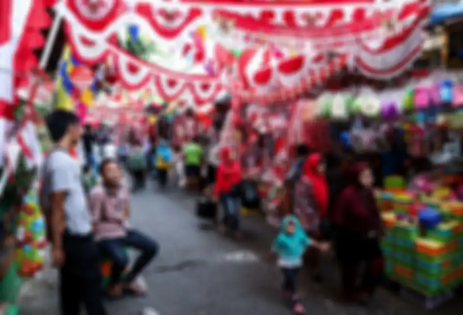 Suasana penjualan pernak pernik aksesoris kemerdekaan RI di Pasar Jatinegara, Jakarta Timur, Rabu (14/8/2019). Menjelang peringatan Hari Kemerdekaan Republik Indonesia pada 17 Agustus mendatang, pasar Jatinegara dipenuhi oleh masyarakat.
