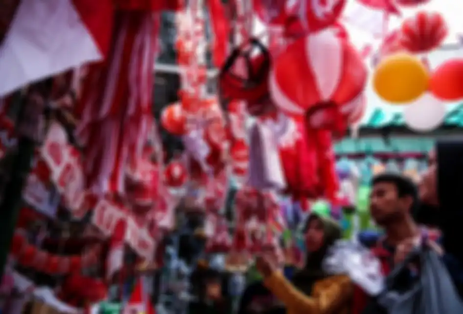 Suasana penjualan pernak pernik aksesoris kemerdekaan RI di Pasar Jatinegara, Jakarta Timur, Rabu (14/8/2019). Menjelang peringatan Hari Kemerdekaan Republik Indonesia pada 17 Agustus mendatang, pasar Jatinegara dipenuhi oleh masyarakat.