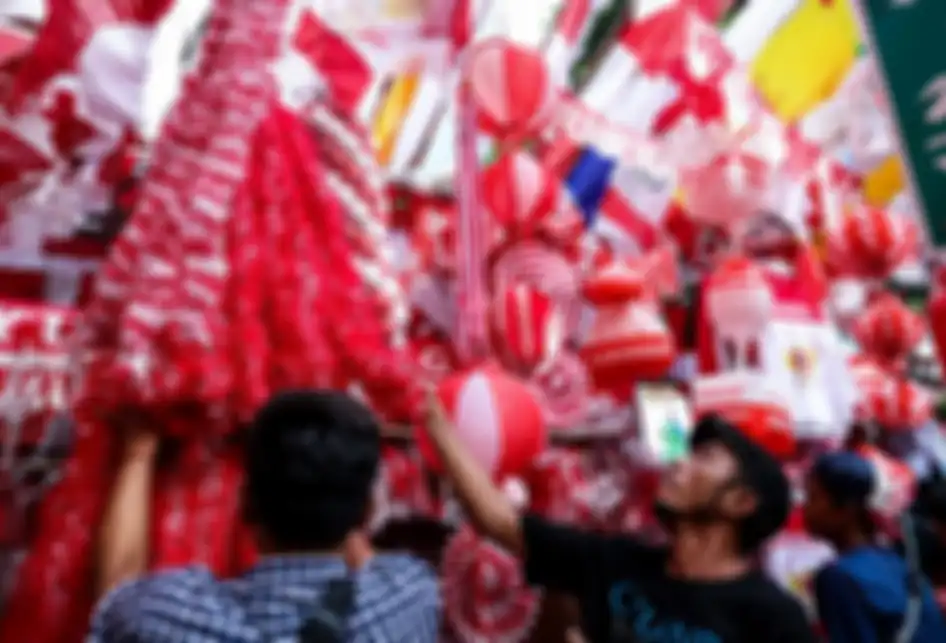 Suasana penjualan pernak pernik aksesoris kemerdekaan RI di Pasar Jatinegara, Jakarta Timur, Rabu (14/8/2019). Menjelang peringatan Hari Kemerdekaan Republik Indonesia pada 17 Agustus mendatang, pasar Jatinegara dipenuhi oleh masyarakat.
